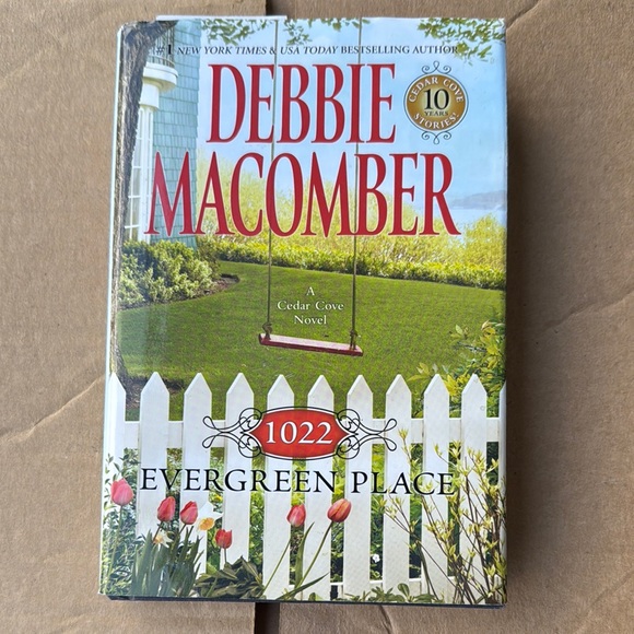 Debbie Macomber '1022 Evergreen Place' Book - Picture 1 of 4